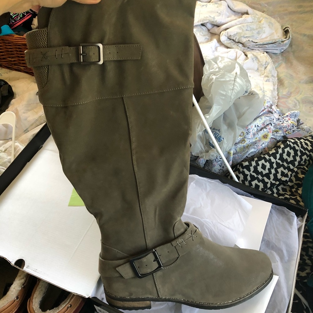 Torrid 12w grey boots
